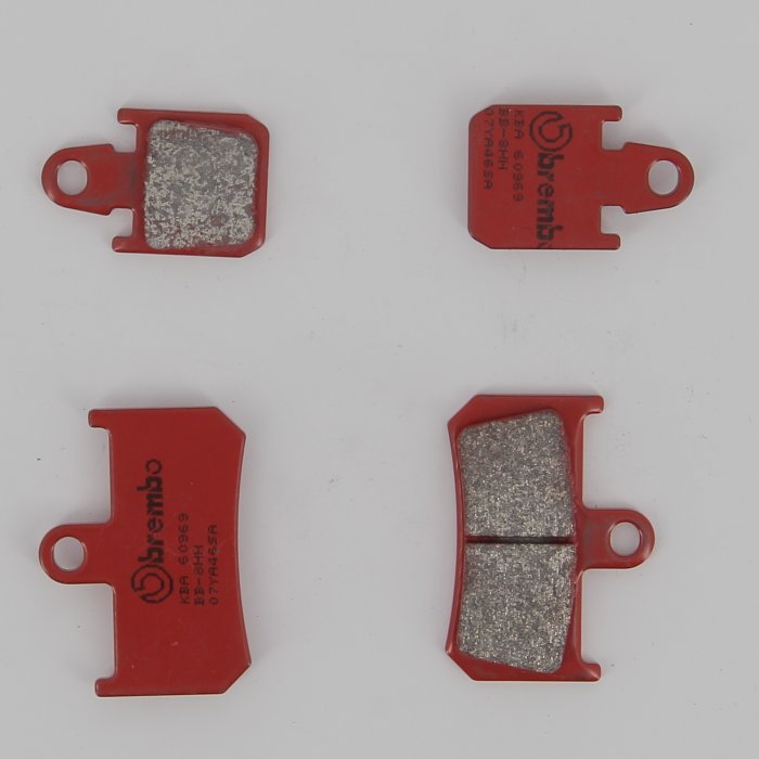 br07ya46sa-0000.jpg| SET PASTICCHE BREMBO 07YA46SA SINT. ROAD ANT.